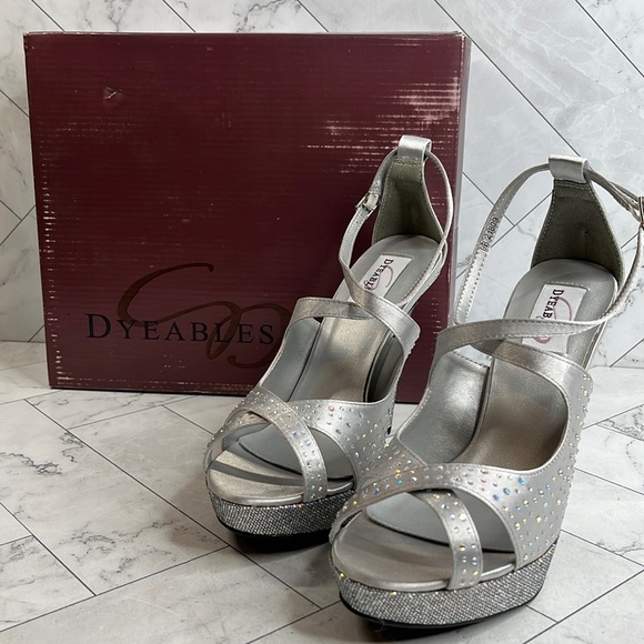 NWT Dyeables Womens Sonya Silver Satin Platform Crossover Strap Sandals 9B - Picture 2 of 11